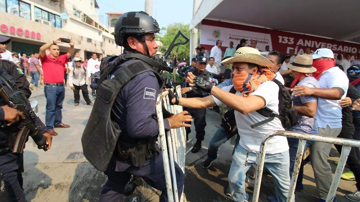 Maestros de la CETEG Y CNTE  derribaron las vallas metálicas que estaban junto al presidium en Los festejo del desfile por el dia del trabajo, FOTOS DE MARTÍN GÓMEZ MUÑOZ el sol de acapulco